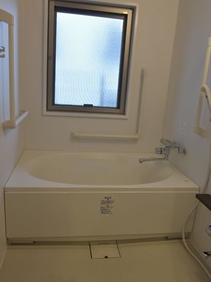 手すりの付いた浴室