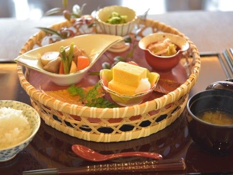 卵焼きや煮物など、栄養バランスが考えられた食事を摂ることができます。盛り付けも凝っていて、見た目も楽しむことができます。