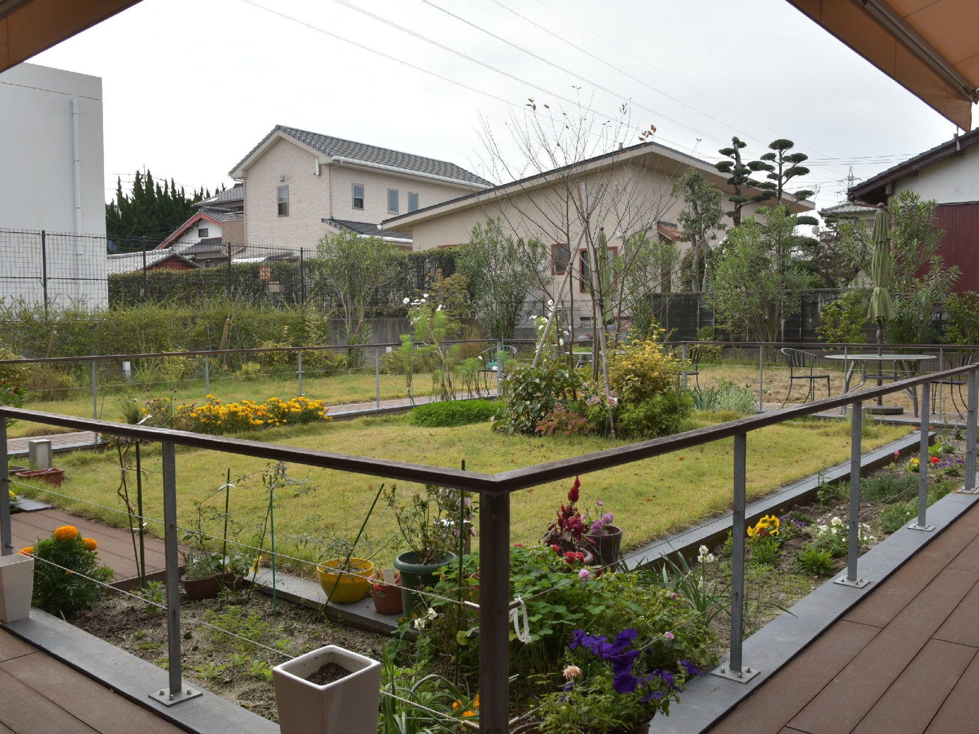 木々やお花、芝生の庭園があり、自然を楽しむことができます。テーブルとイスもあるので、会話を楽しむこともできます。