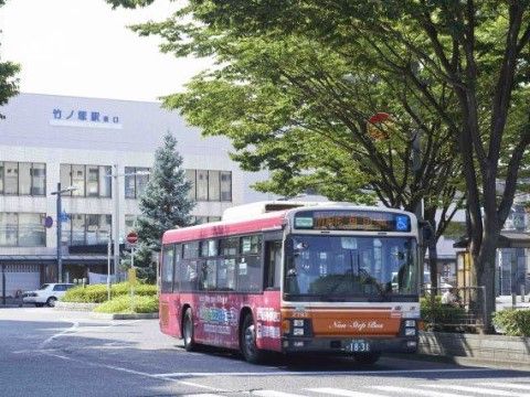 東武スカイツリーライン竹ノ塚駅東口と、木々の緑が気持ちのいい駅前のロータリーに止まる東武バスのノンステップバスである。
