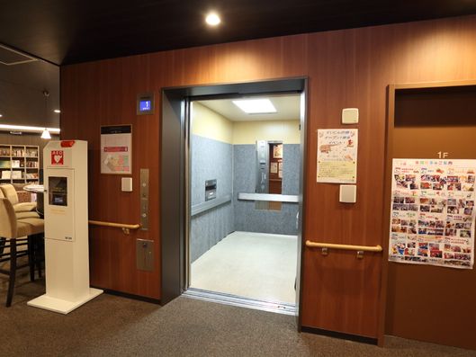 奥行きのあるエレベーター