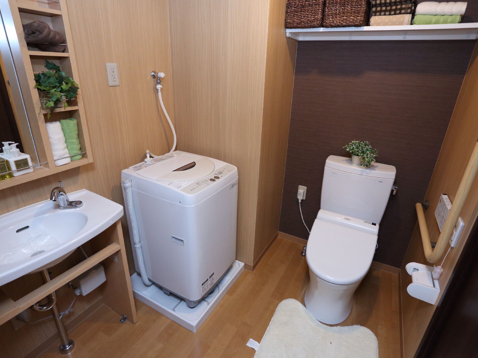 広々としたトイレがあり、手すりもついているので安心です。洗濯機や洗面台も同じスペースにあり、使いやすくなっています。