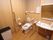 広々としたトイレは、車いすの方も使いやすく、手すりもあるので安心です。鏡付きの独立した手洗い場もあり便利です。