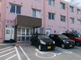 介護施設の外観と駐車場