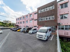 施設内にある敷地部分を含む、１階から３階までの建物全体の外観