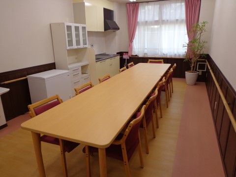 「ここいち「池原」」の談話スペース。清潔な家具と、明るい照明は、入居者様同士の談話スペースになる。