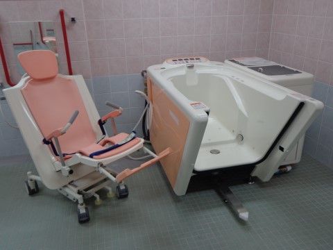 「ここいち「池原」」の機械浴。機械浴で、介護サポートを受けながらも、入居者様はリラックスして入浴ができる。