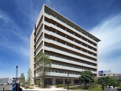 建物の周囲には歩道があり、散歩の時なども安心して出掛けることができる。建物の入り口にはスロープがあり、車椅子での出入りも問題ない。