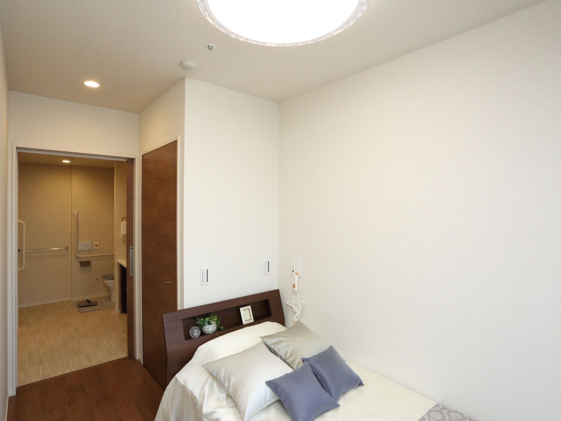 白を基調とした部屋になっている。クローゼットやトイレ、ベッドが完備されている。また、トイレの壁には手すりが取りつけられている。