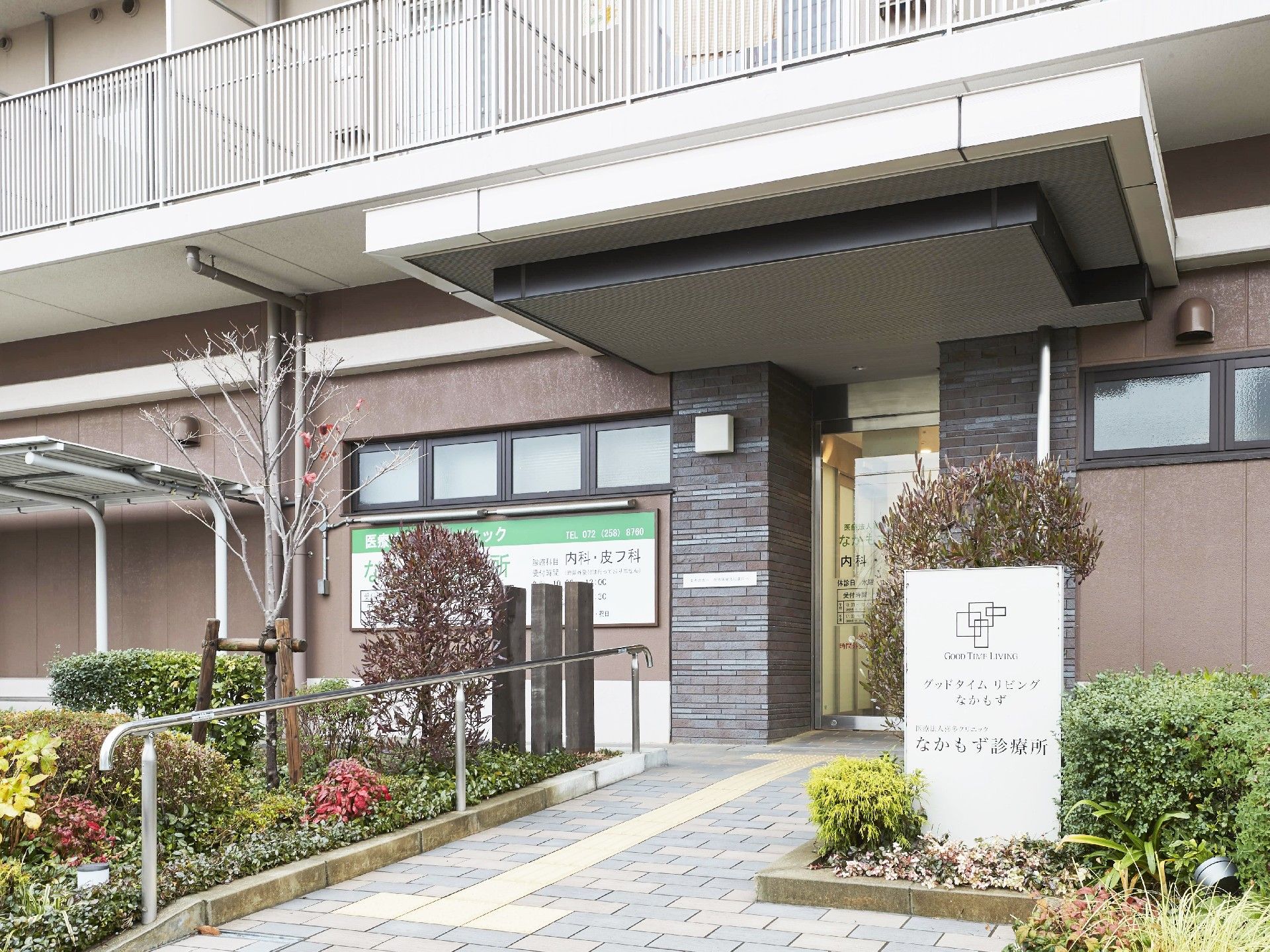 玄関アプローチにはひさしがある