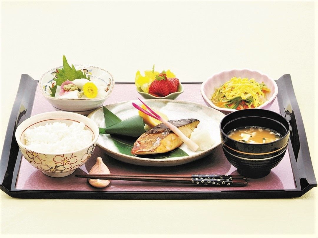 おいしい和食がみどりのランチョンマットにおいてある