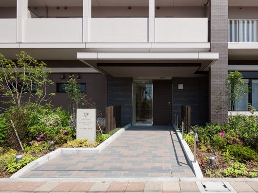 学生マンション棟アプローチ