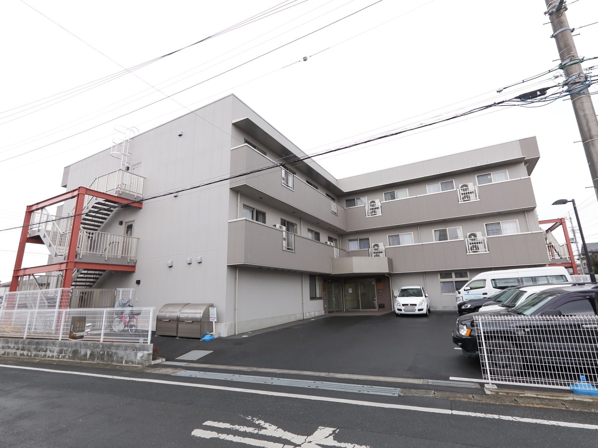 隣接する道路と敷地は、段差のない設計になっている。また広々とした敷地内には、駐車スペースが確保されている。