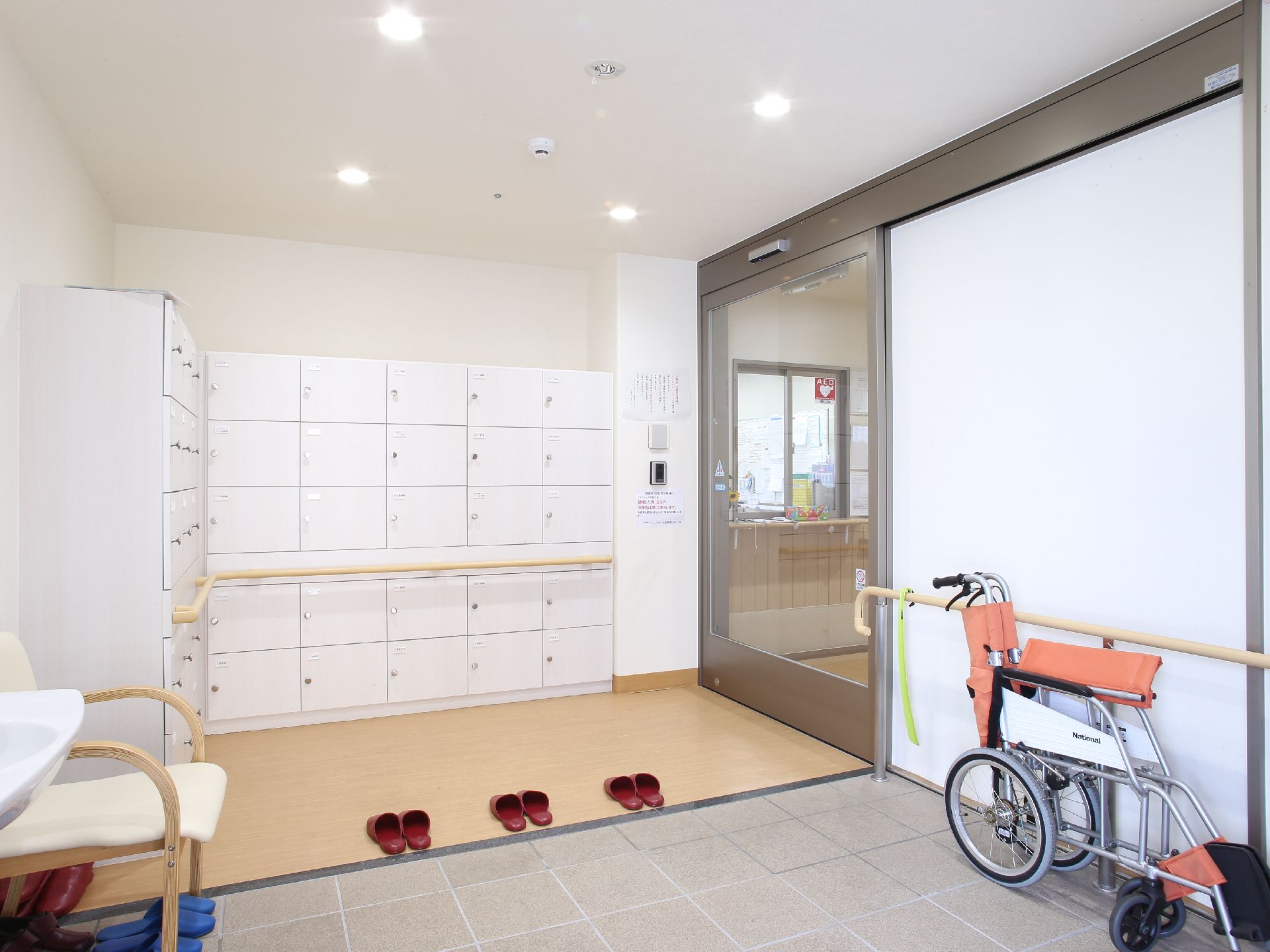玄関には下駄箱が設置されている。玄関のたたきとあがりまちの間に段差はない。横には椅子が設置されているので、座って靴が履ける。