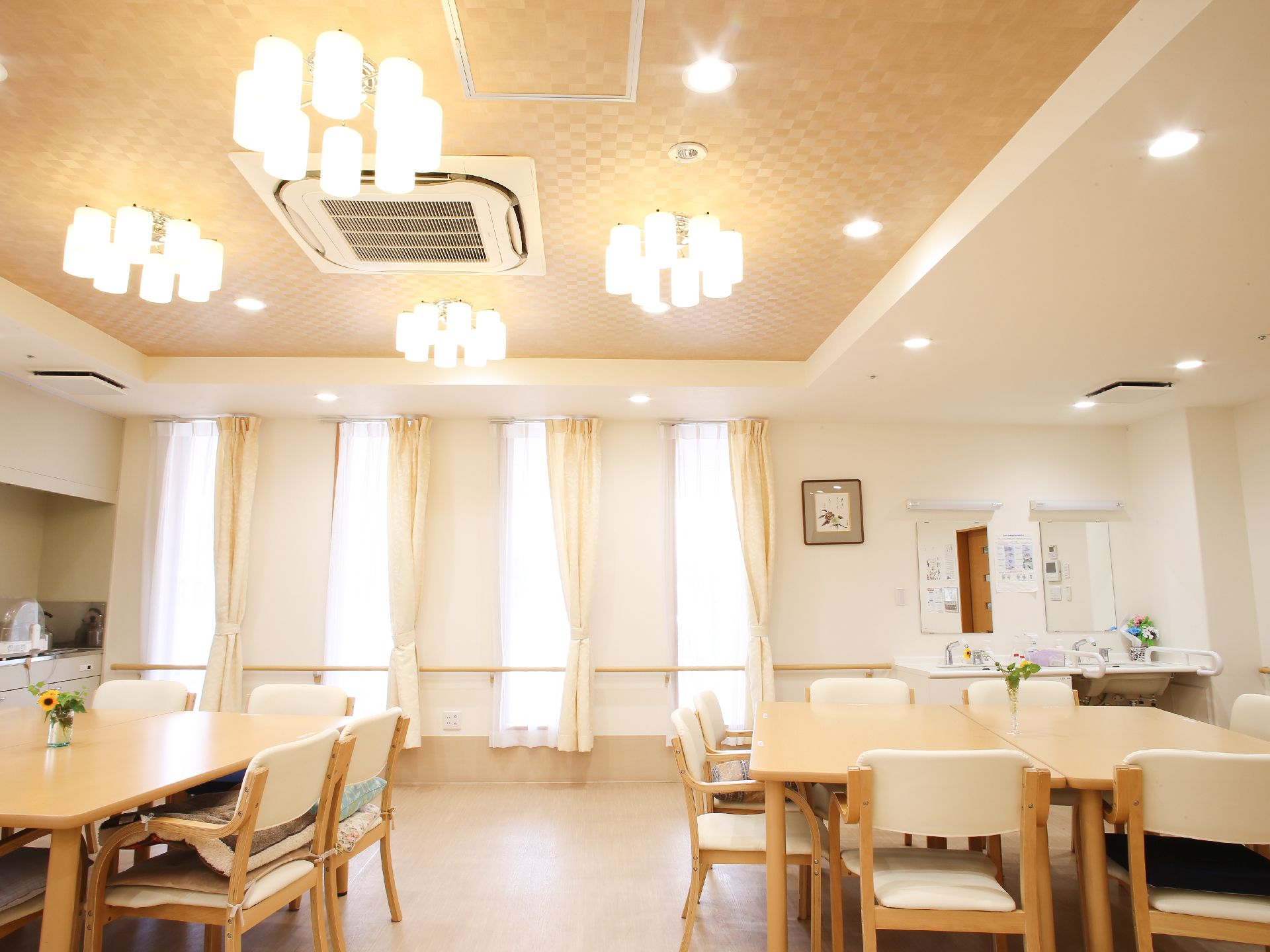 天井には複数のシャンデリアが付いている。窓もあるのでとても明るい。部屋の一角には洗面台た2台並べて設置されている。