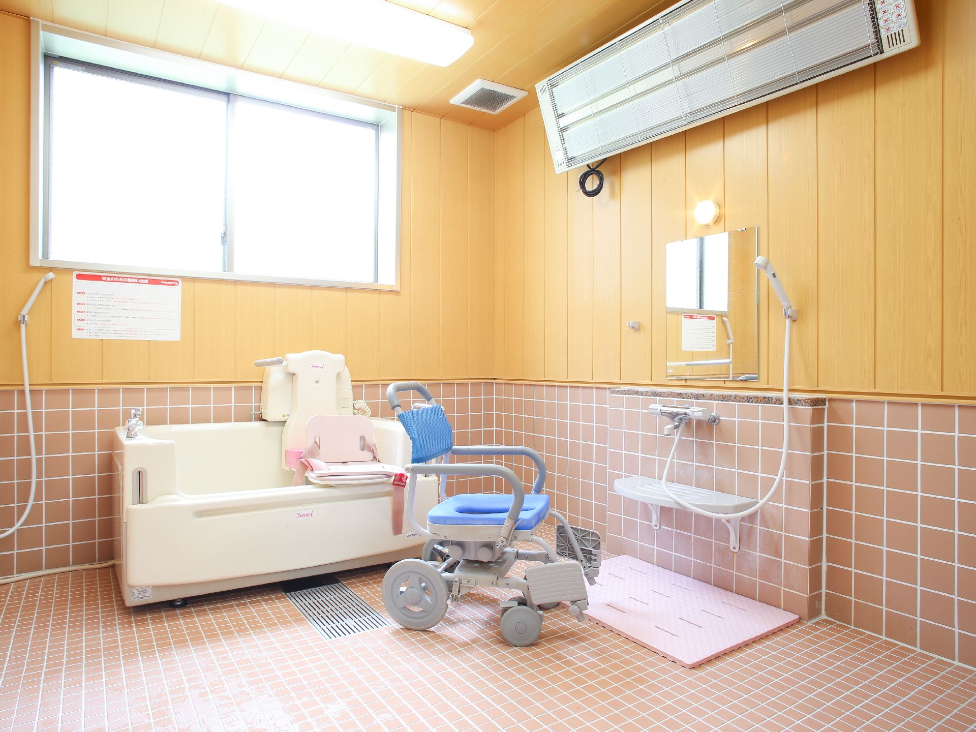 浴室の一角には体が不自由な方の為の機械浴が設置されている。壁にはヒーターがあり、浴室内の温度管理もしている。