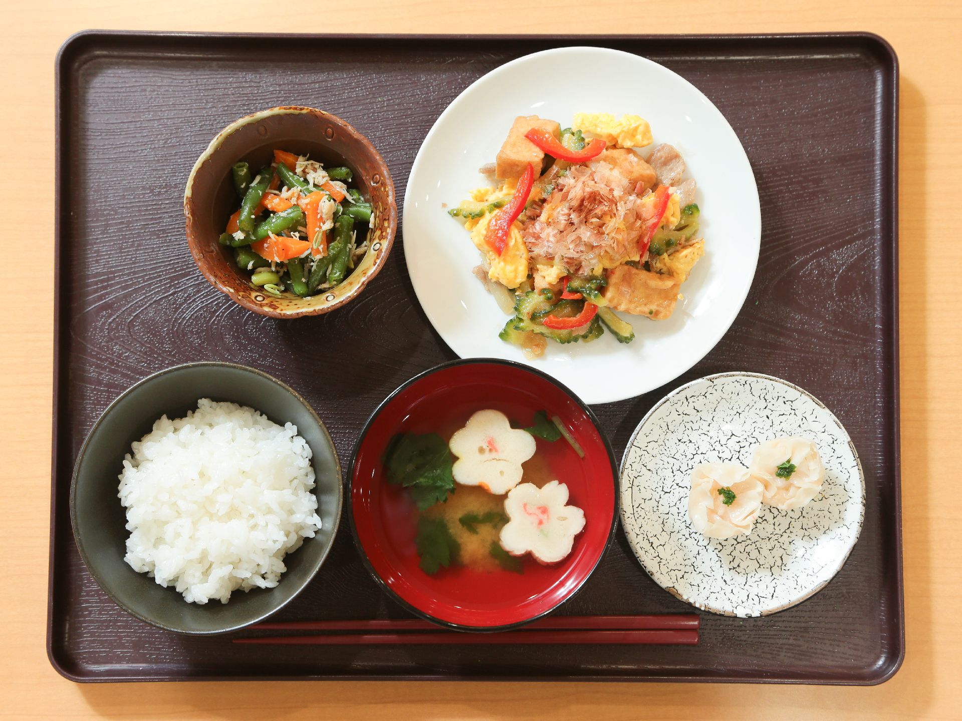 この日のメインはゴーヤチャンプルー。おかずは複数あり、彩も豊かな野菜豊富なボリュームがある献立になっている。