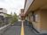玄関へ続く通路には、木々が植えられていて自然を楽しむことができ、軒下は自転車を置くスペースになっている。