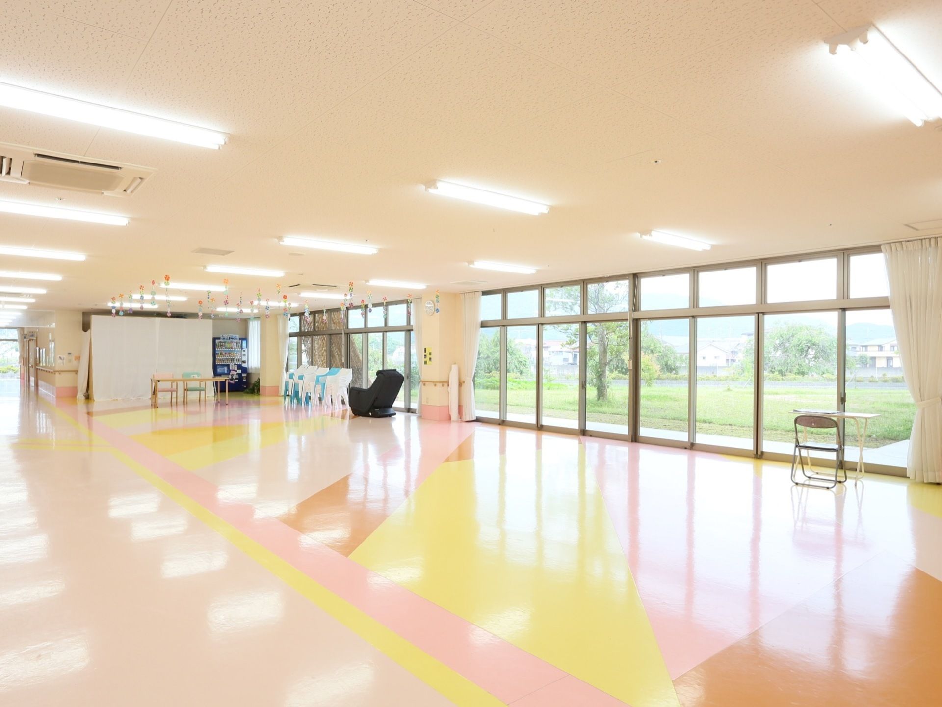 窓が多く、広く開放的な多目的ホールである。ホールの一角には、多くの椅子やマッサージチェアが用意されており、自動販売機が設置されている。
