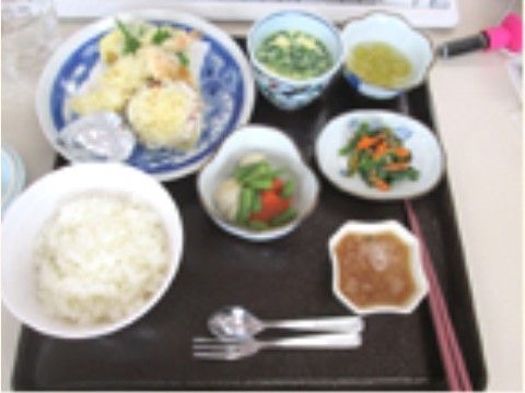 品数が多く、彩り豊かな食事は入居者様の目も楽しませてくれる。カロリーや栄養バランスに気をつけて作られている。