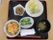 トレーに添えられた料理である。天ぷら、煮付、漬物など野菜を主に使用した内容になっており栄養価が高く健康的である。