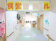 明るく清潔な介護施設の廊下