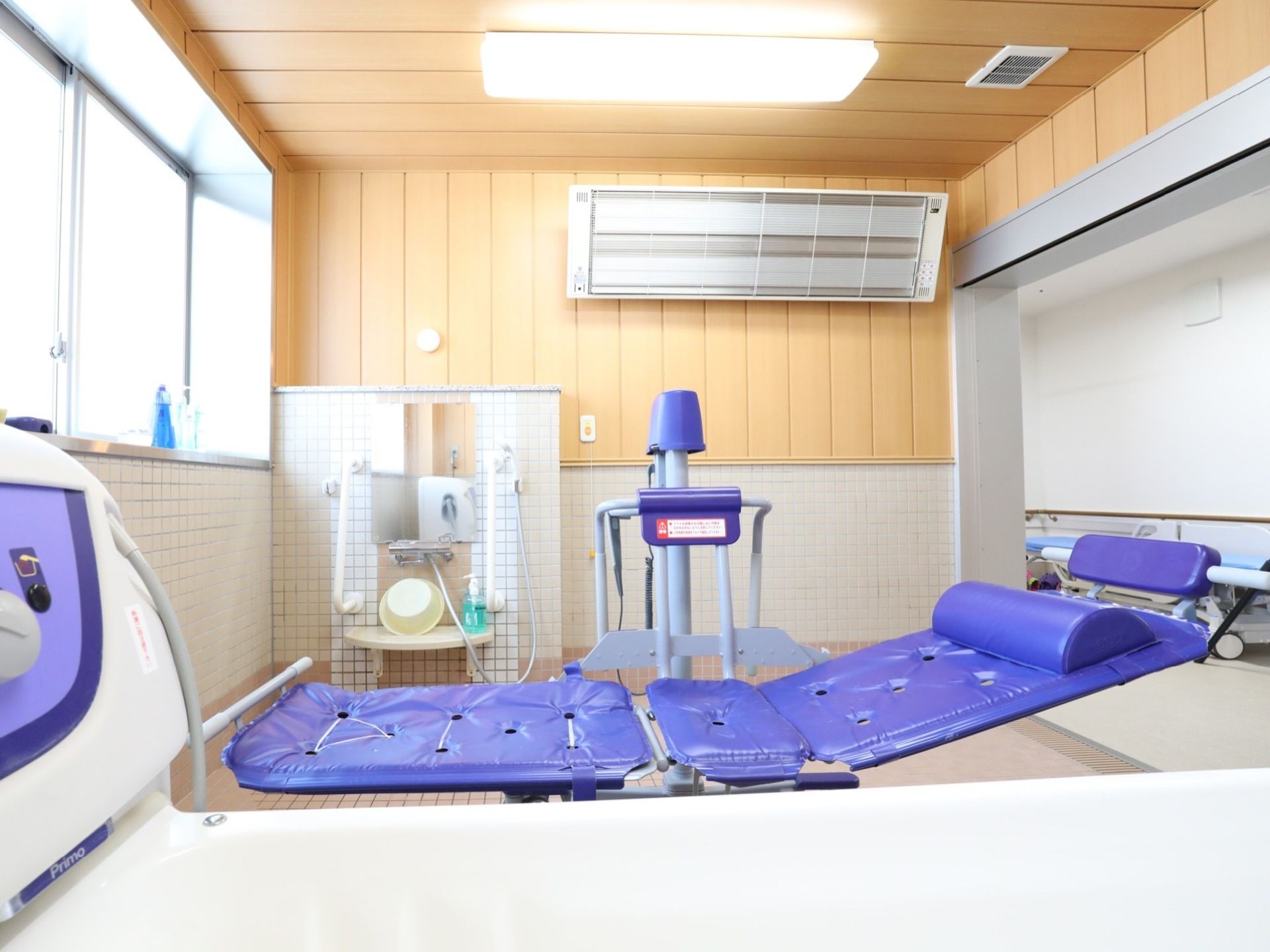 広々とした明るい浴室に機械浴槽を設置している。足腰に不安がある方もサポートを受けながら入浴ができるようになっている。