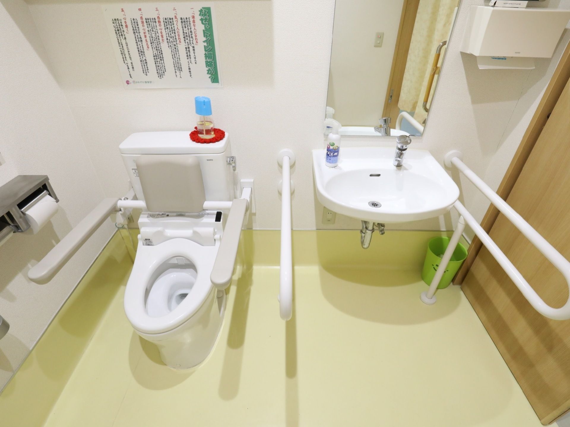 広いスペースが確保されたトイレである。独立した洗面台が隣にあり、手すりも設置されている。ペーパータオルがあるので、清潔である。