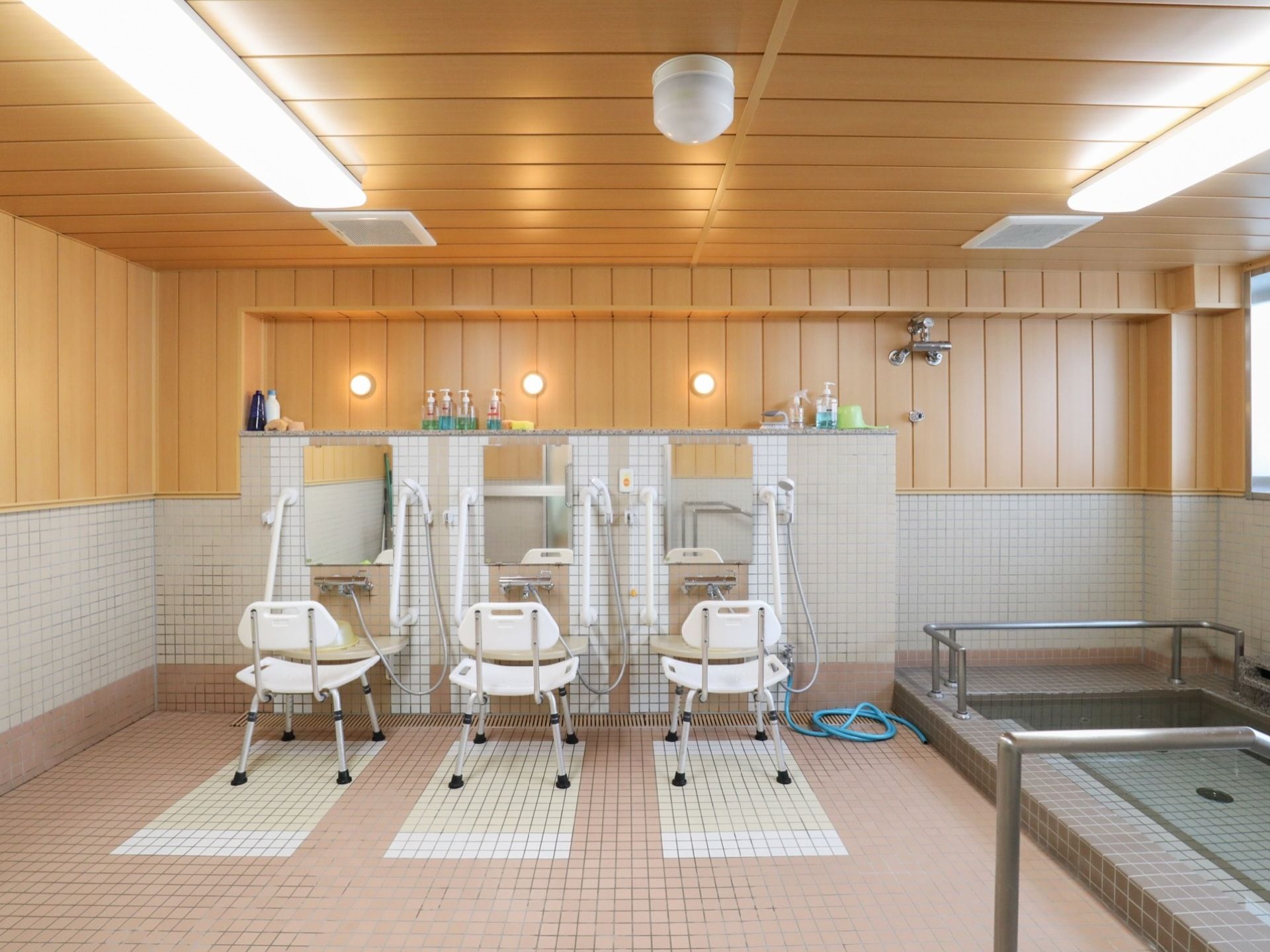 浴室の洗い場は広々としていて、椅子に座りながら体を洗うことができる。前の壁には手すりを設置しており、安全に立ち上がることができる。