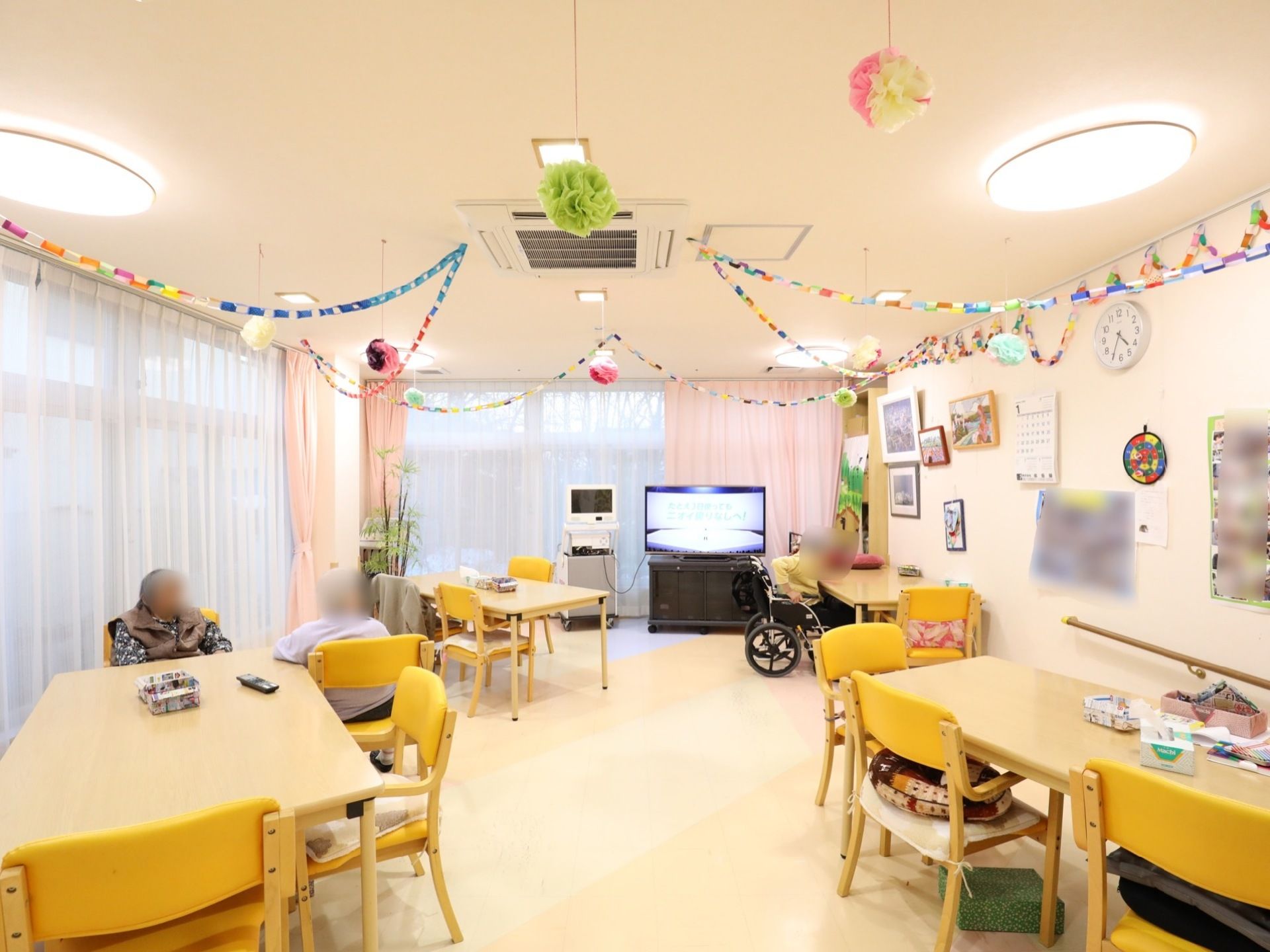 大きな窓がある明るいスペースである。ゆっくりテレビを楽しんだり、会話を楽しみながらくつろぐことができる。