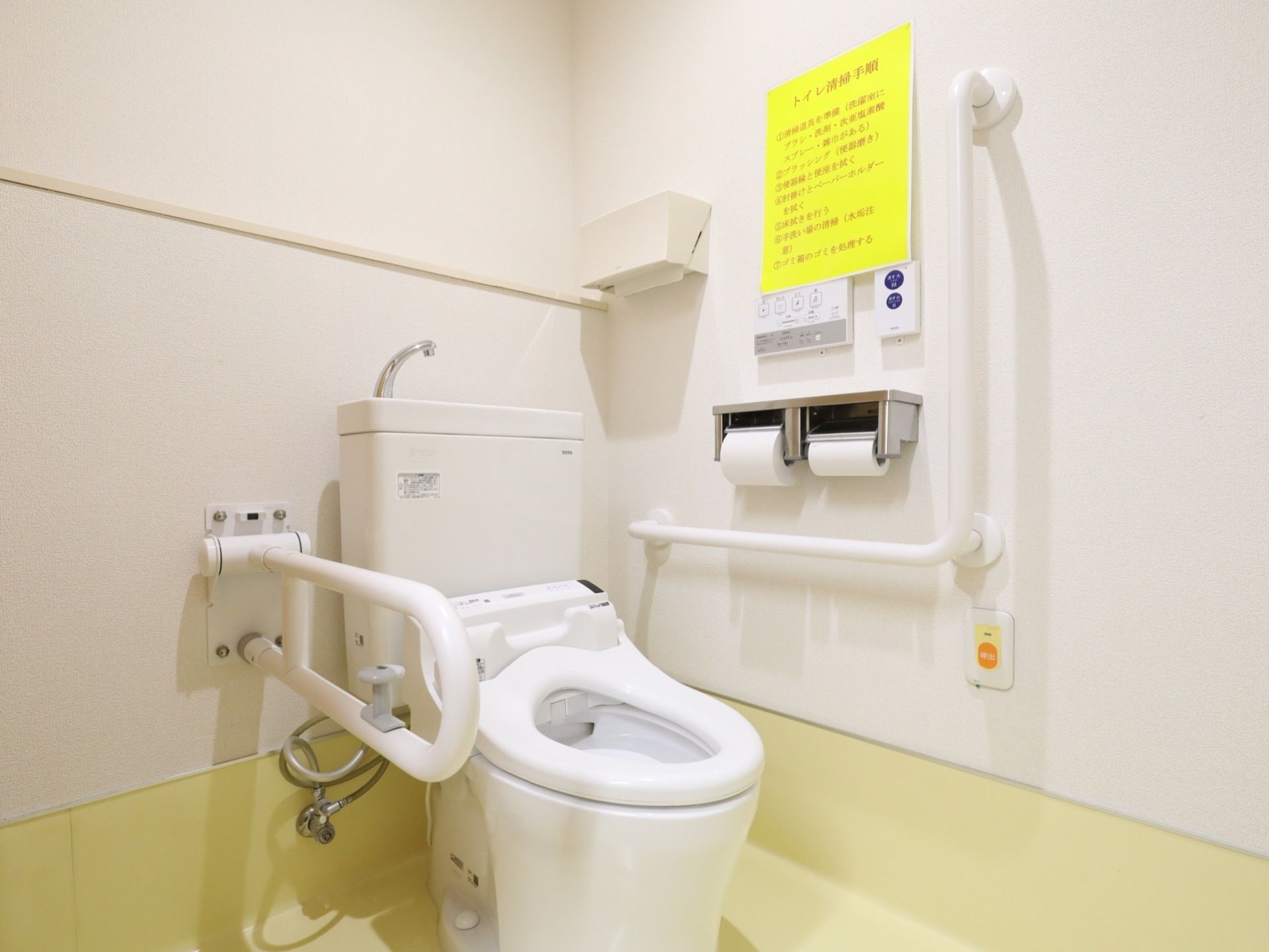 トイレは温水洗浄便座になっており、操作ボタンが壁にあるので押しやすい。呼び出しボタンがあり、いざという時も安心である。