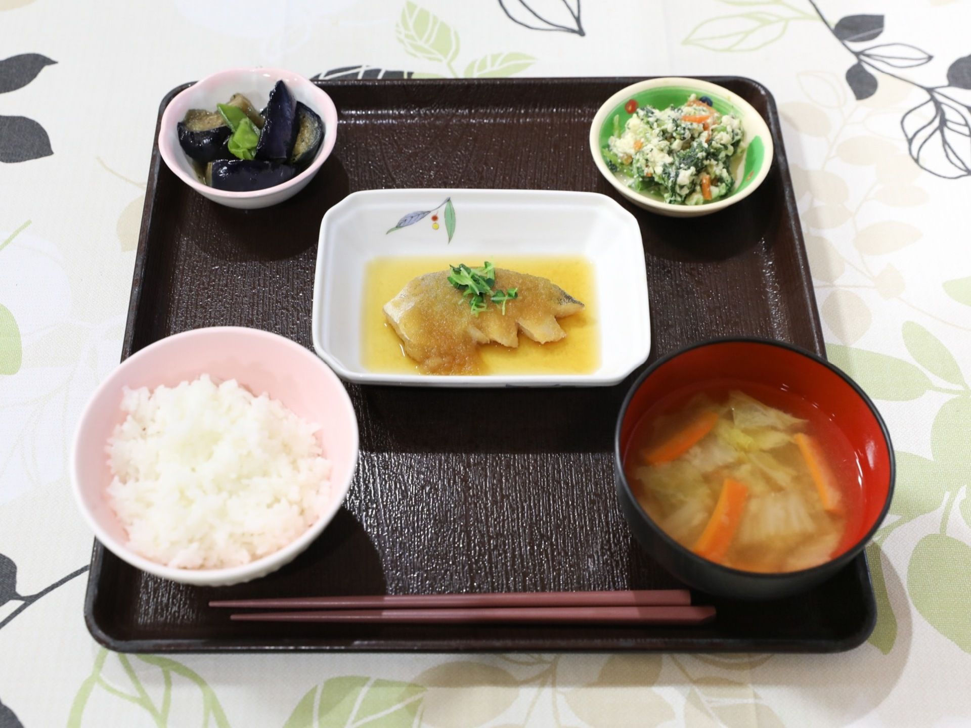 栄養バランスが考えられた献立を毎食提供している。一人ずつ黒のトレーに乗せており紫色の箸が添えられている。