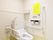 清潔感のあるトイレで、便器の両側に手すりがあるので安全である。温水洗浄便座になっており壁に操作ボタンがあるので押しやすくなっている。