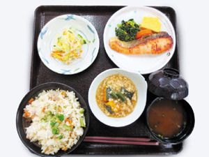 炊き込みご飯と味噌汁、焼き魚やサラダが付いたメニュー