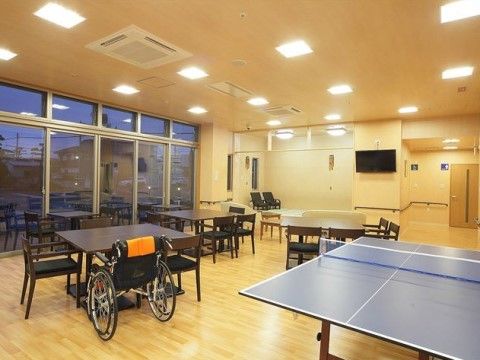 テーブルセットと卓球台が設置された共有スペース