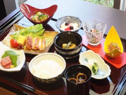 刺身と野菜の煮物、ごはんと味噌汁がセットになった和食