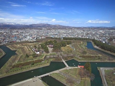 江戸時代末期、開港に伴い整備が始まった。幕府滅亡後には旧幕軍対官軍の主戦場にもなった。現在では地域を代表する桜の名所。