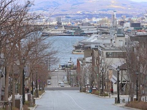 山から続く長い坂道で、洗剤のコマーシャルで有名になった。石畳の上から港が望む景色が素晴らしく人気がある。