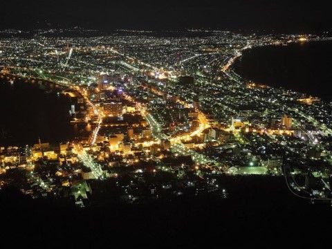 夜景が有名な観光名所。暗い海峡と湾に挟まれた独特のくびれた地形が特徴的。暖かなオレンジ色の光が美しい。