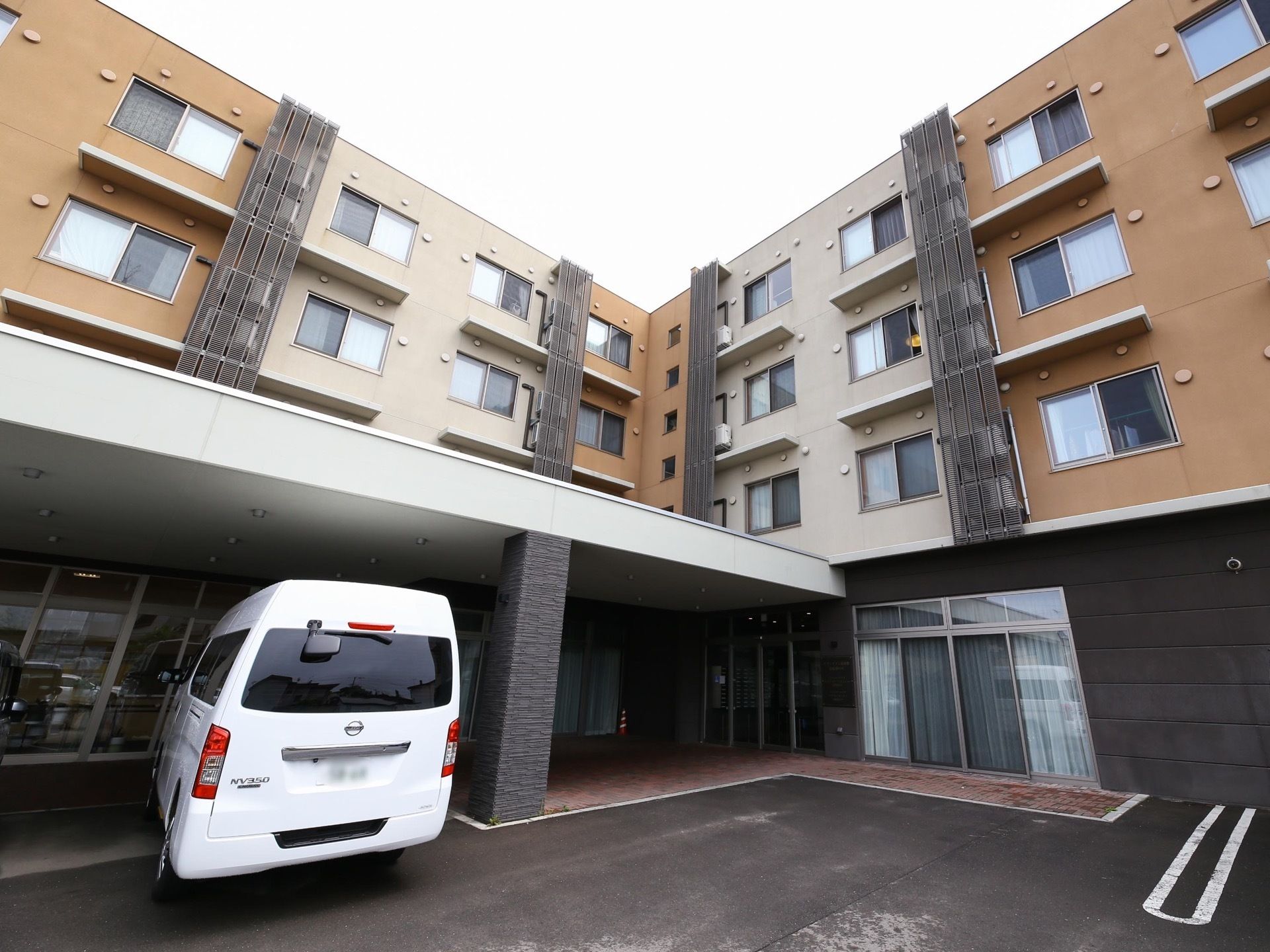 ４階建の大規模な建物である。周辺は広々としている。アスファルトで舗装されており、駐車スペースがそばにある。