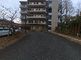 落ち着いた外観の建物