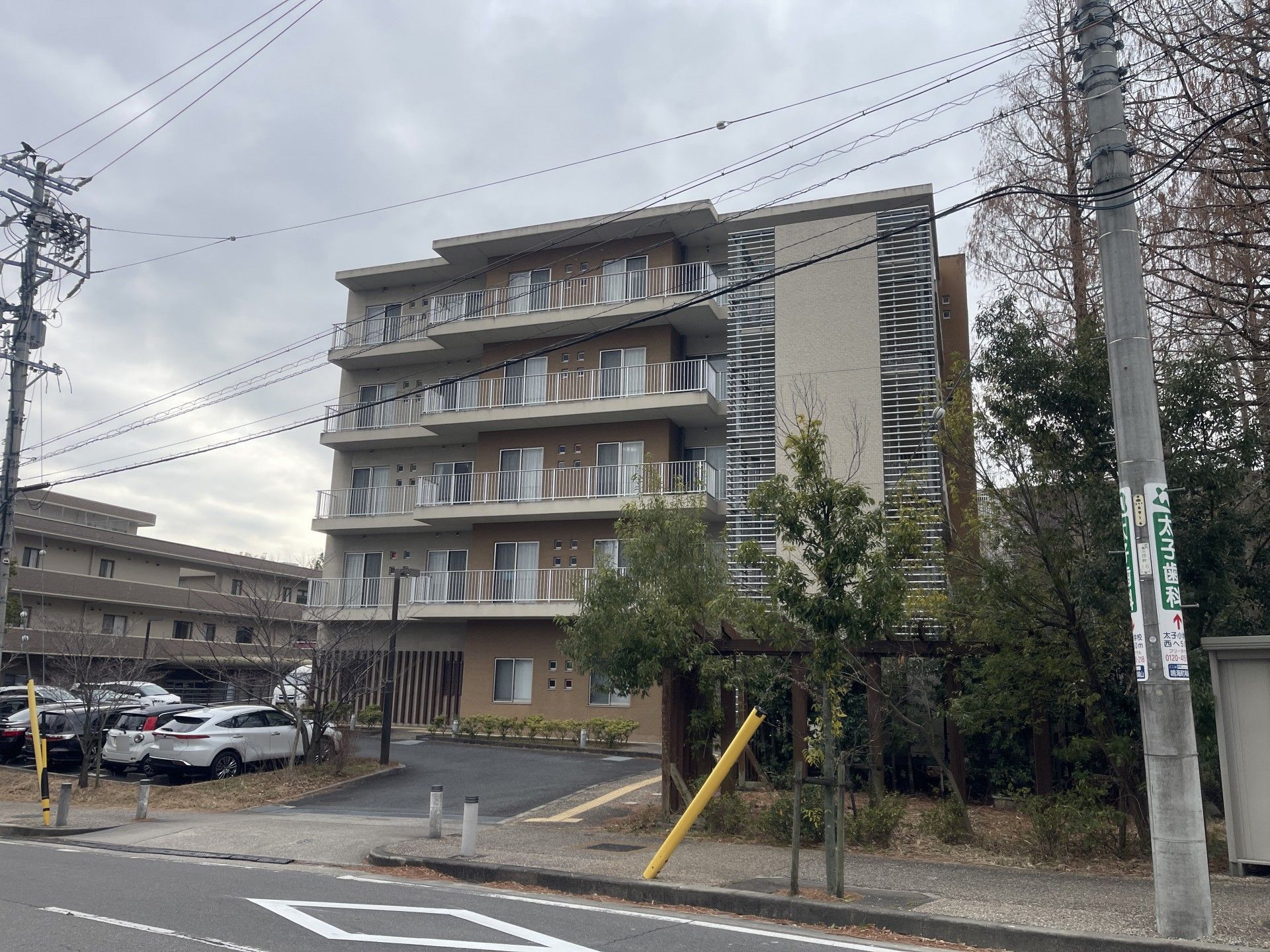 緑に囲まれた建物外観