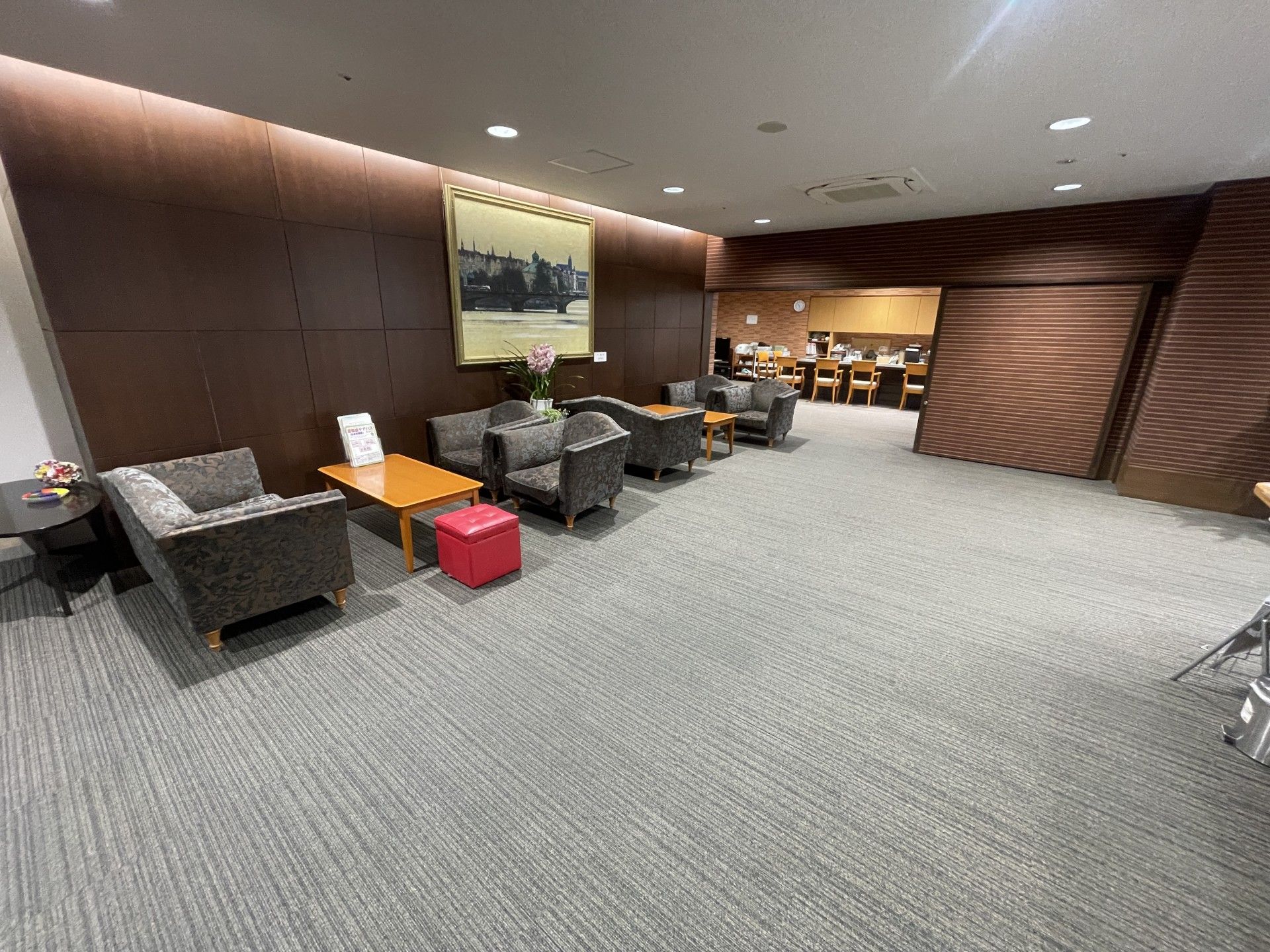 落ち着いた雰囲気のラウンジ