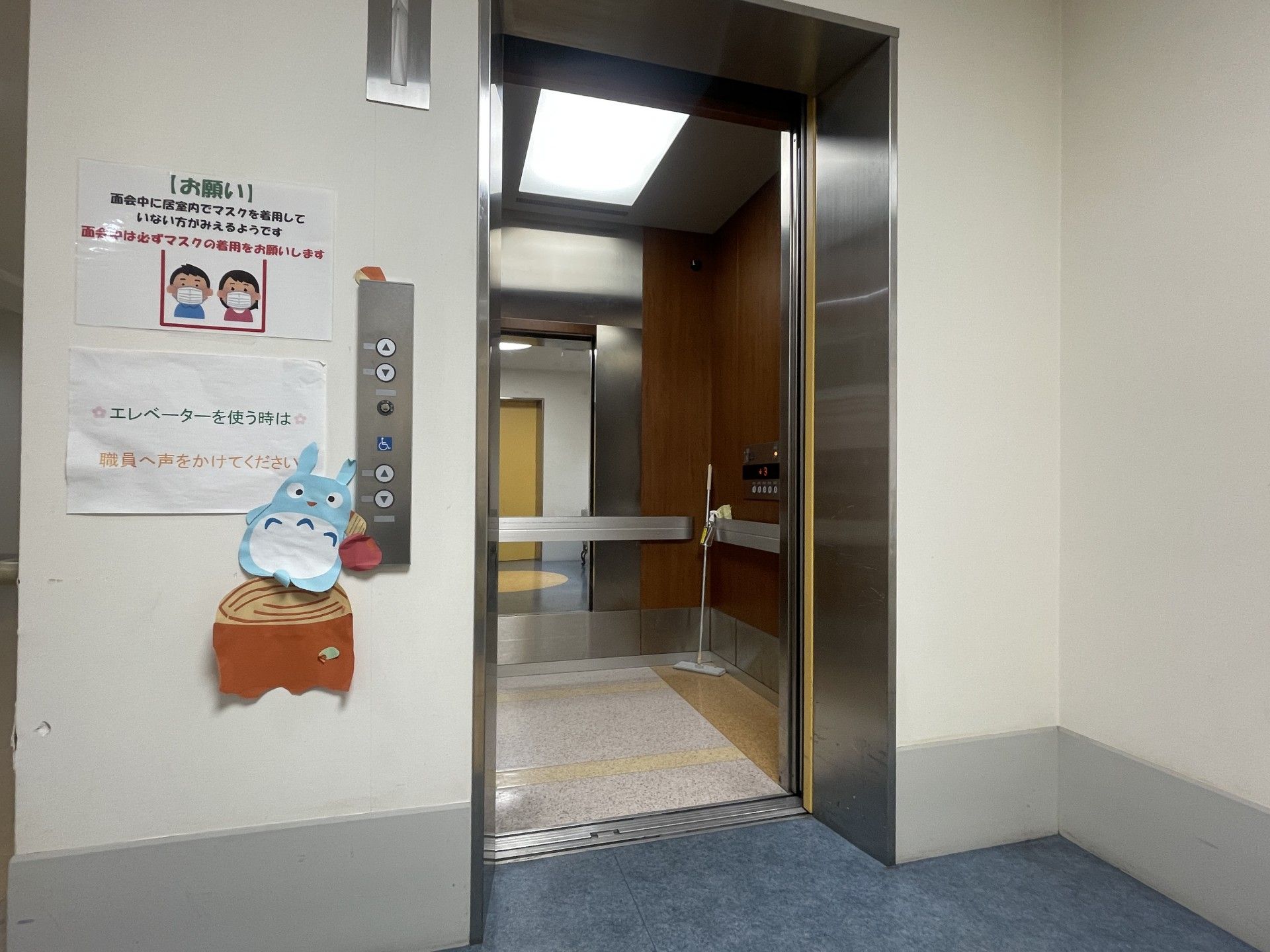 エレベーターの入口