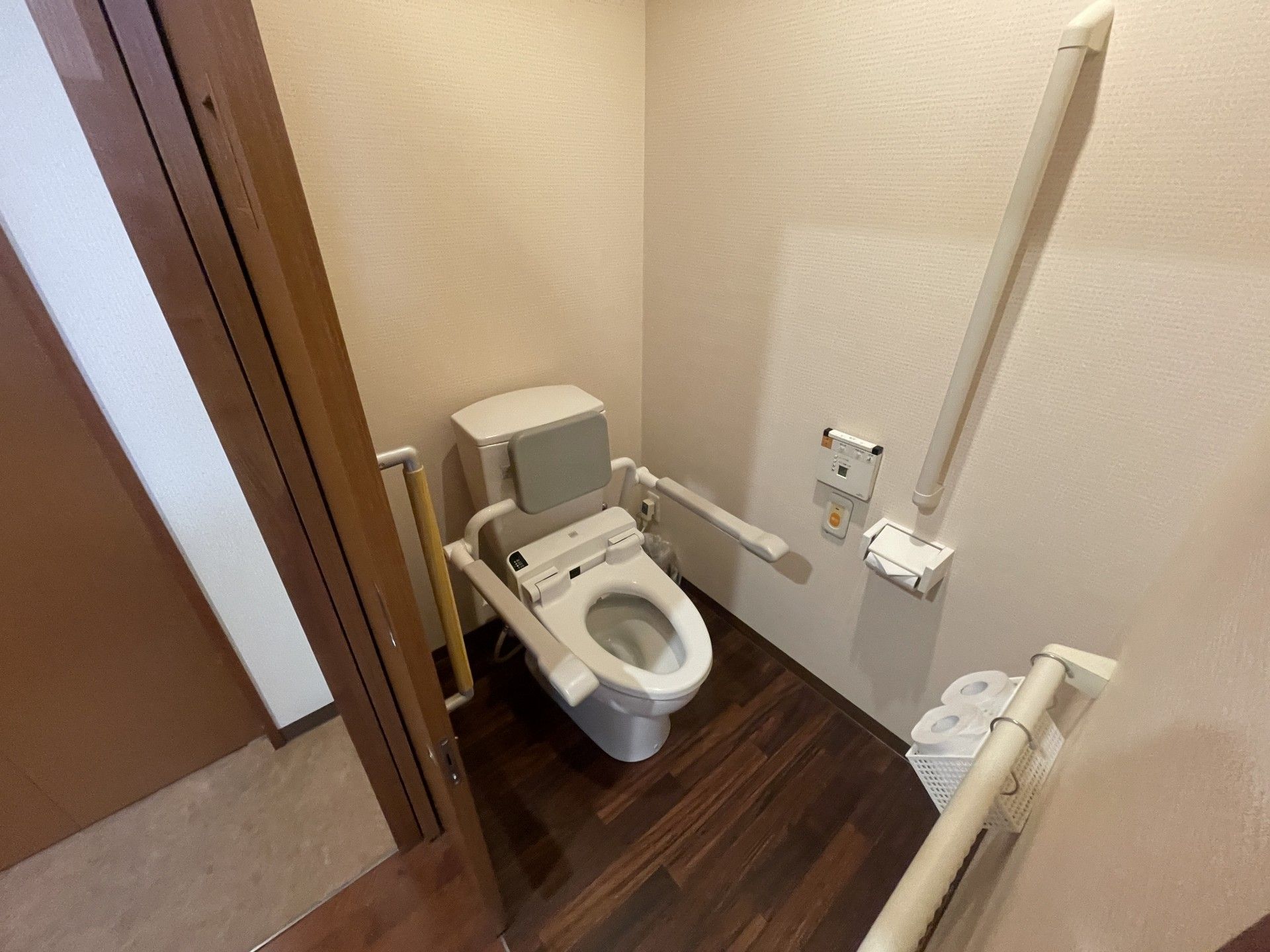 手すり付きのトイレ