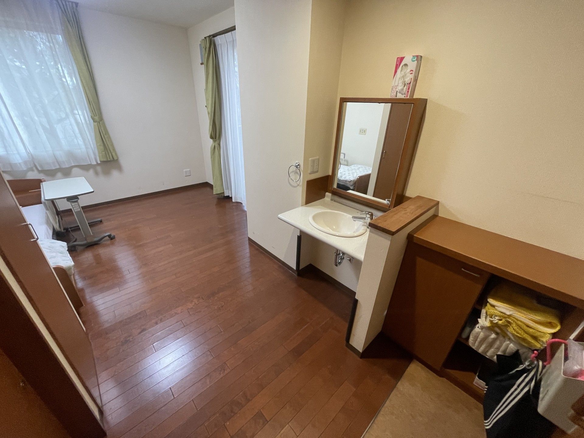 明るい個室の洗面台
