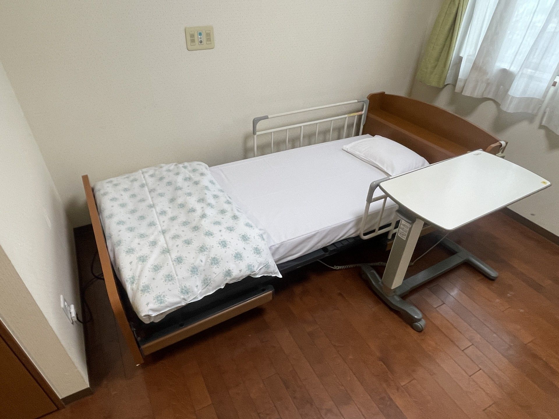 ベッドとテーブルのある部屋