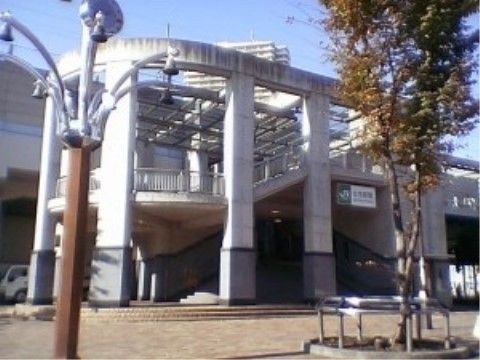 施設の最寄り駅である。大きならせん状の階段がある。駅前の広場は石畳になっており、自動販売機や街灯、木が立っている。