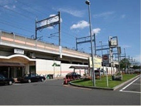 ホームからほど近くにある駅。タクシー乗り場があり、待機しているタクシーが数台ある。送迎の駐車スペースもある。