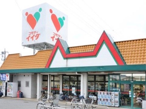 近隣に食料品を取り揃えているスーパーマーケットがある。自分で買い物ができ、自立した生活を楽しむことができる。